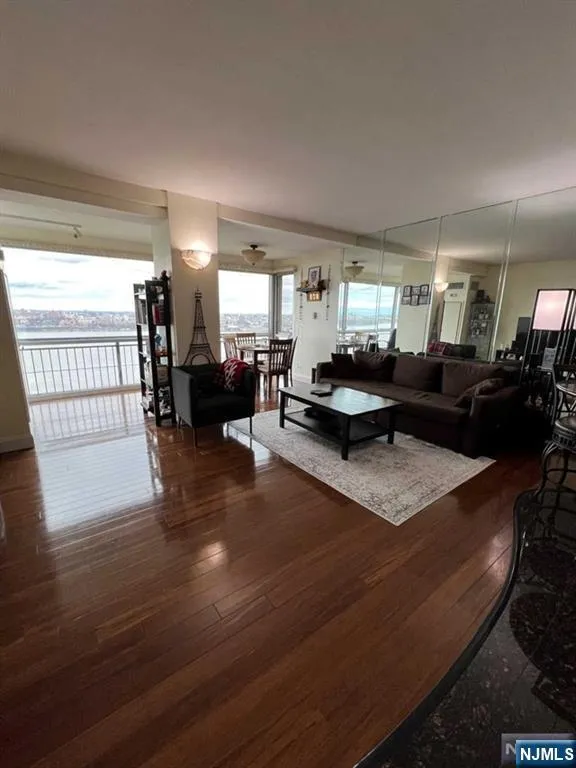 2 Horizon Road 1211 Fort Lee, NJ 07024