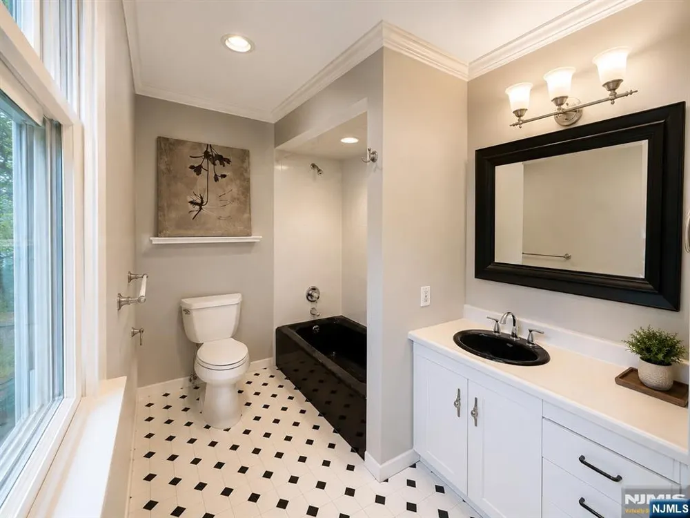 84 Colgate Avenue 1 Paramus, NJ 07652