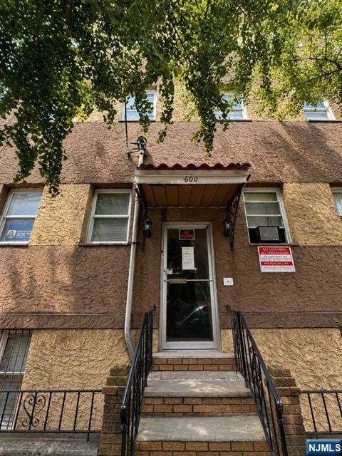 600 N 6th 5B 2nd Floor