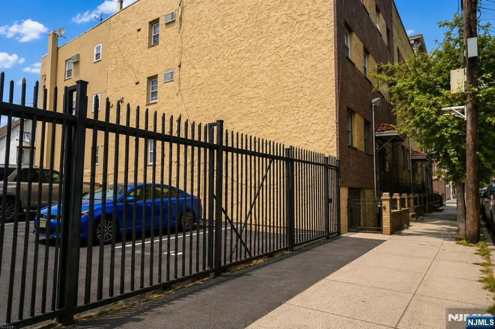 600 N 6th 5B 2nd Floor Newark, NJ 07107