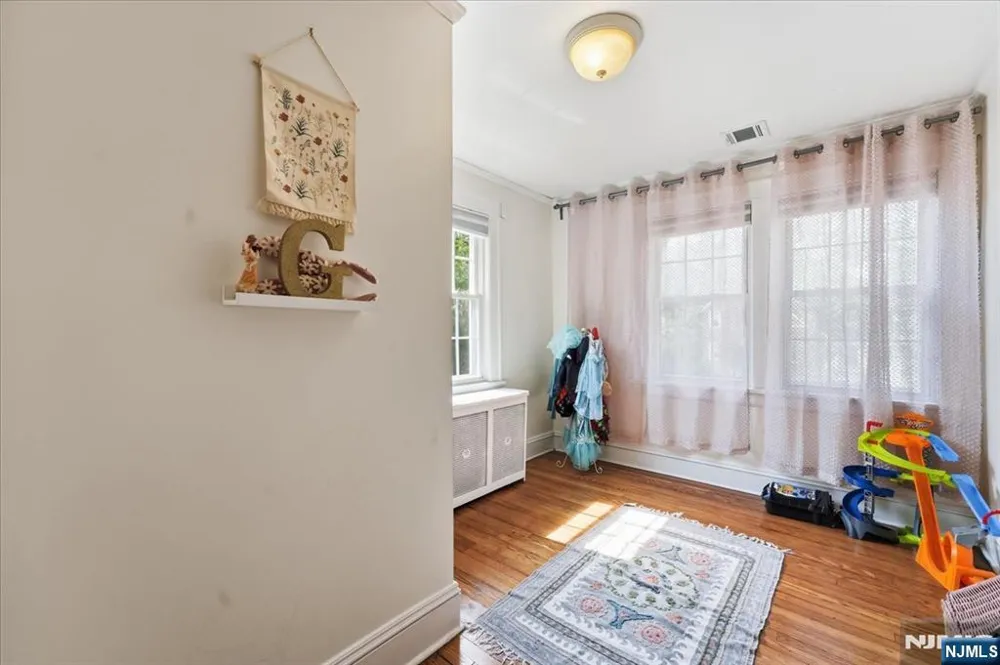 187 Kings Court Teaneck, NJ 07666