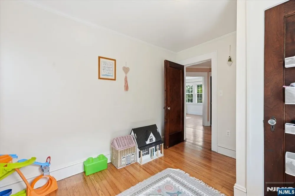 187 Kings Court Teaneck, NJ 07666