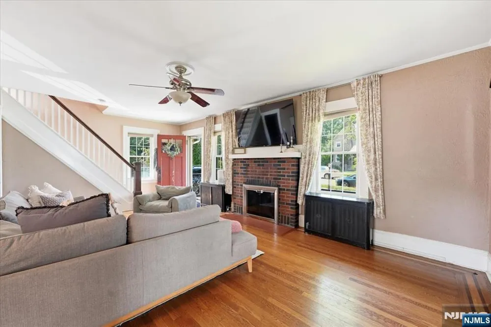 187 Kings Court Teaneck, NJ 07666
