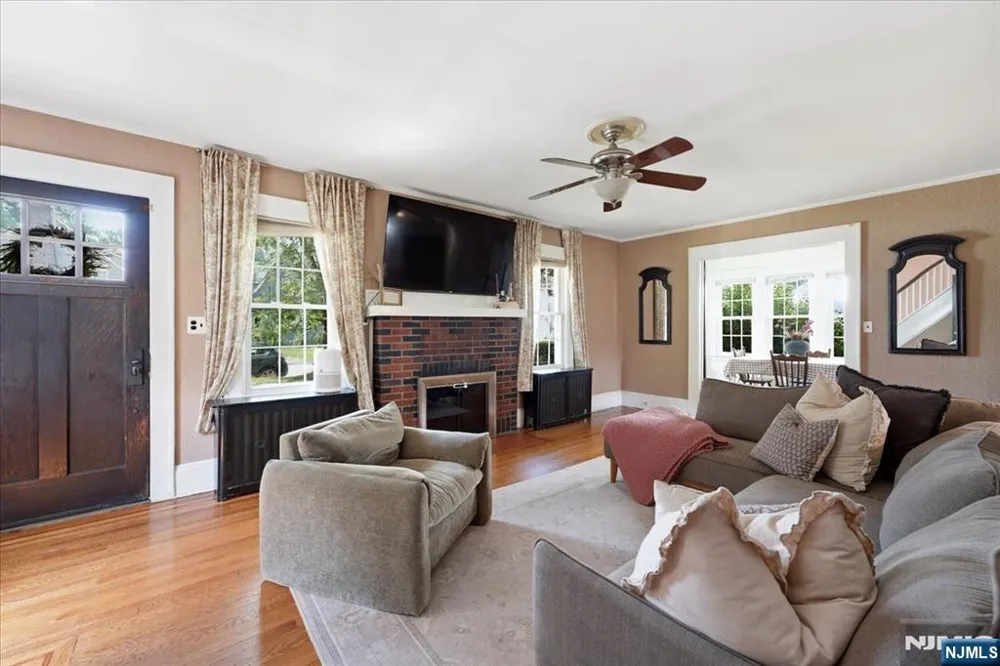 187 Kings Court Teaneck, NJ 07666