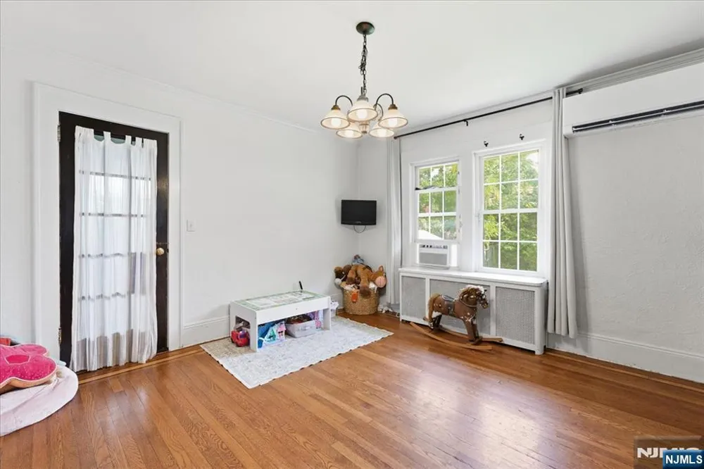 187 Kings Court Teaneck, NJ 07666