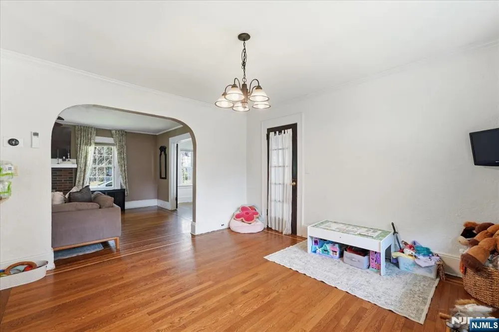 187 Kings Court Teaneck, NJ 07666