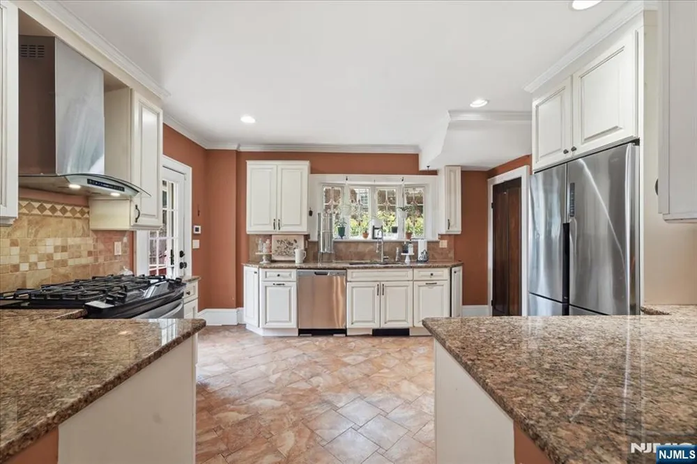 187 Kings Court Teaneck, NJ 07666