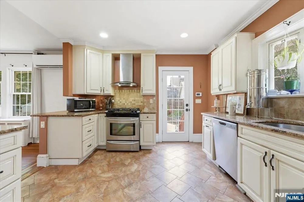 187 Kings Court Teaneck, NJ 07666