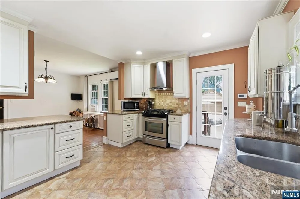 187 Kings Court Teaneck, NJ 07666