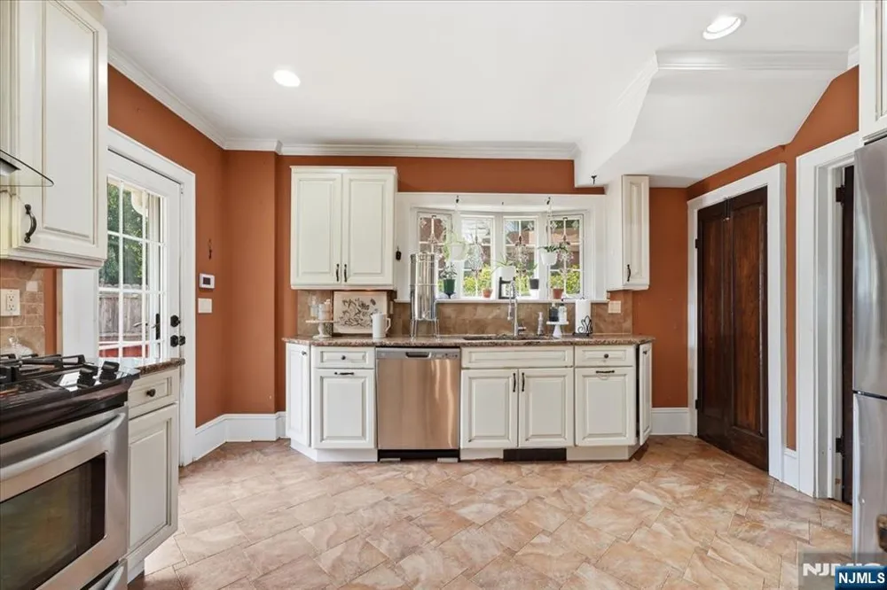 187 Kings Court Teaneck, NJ 07666