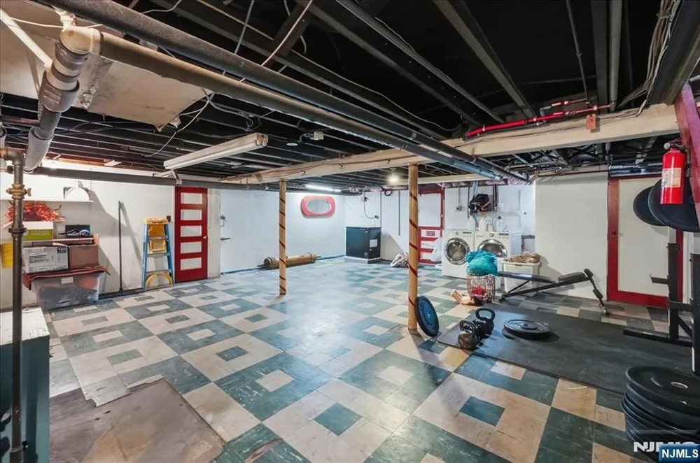 187 Kings Court Teaneck, NJ 07666