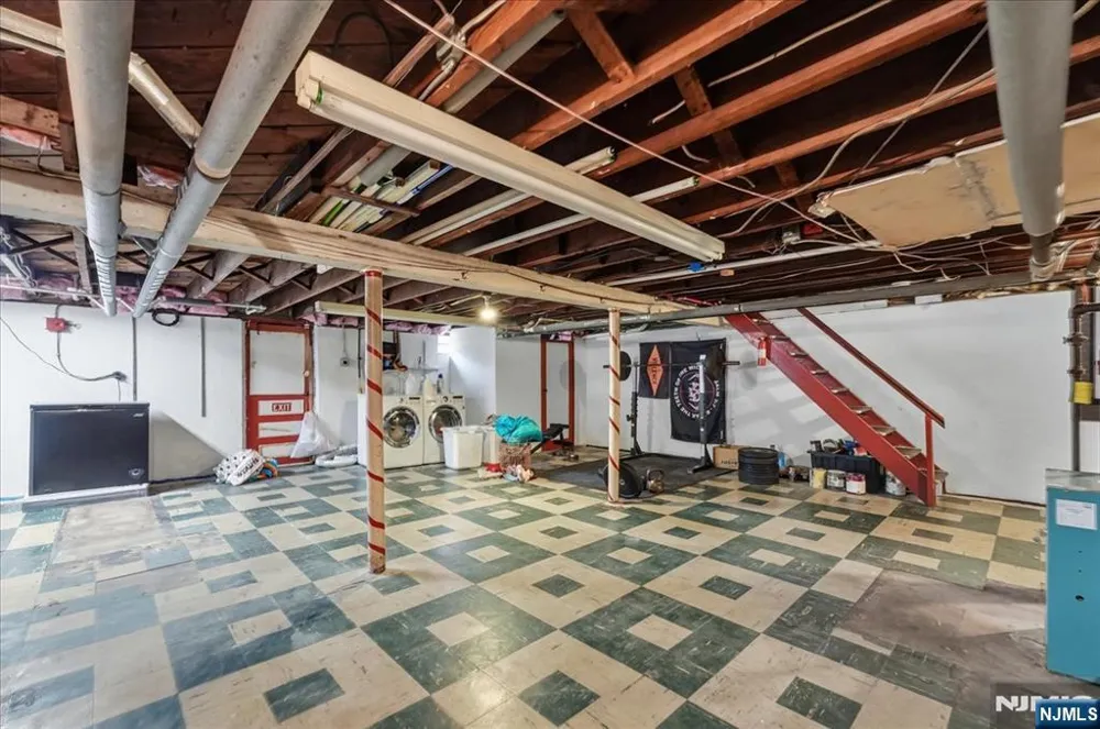 187 Kings Court Teaneck, NJ 07666