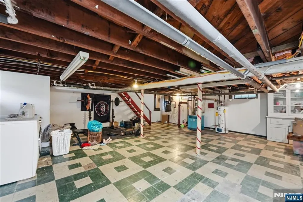 187 Kings Court Teaneck, NJ 07666