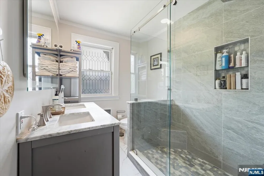 187 Kings Court Teaneck, NJ 07666