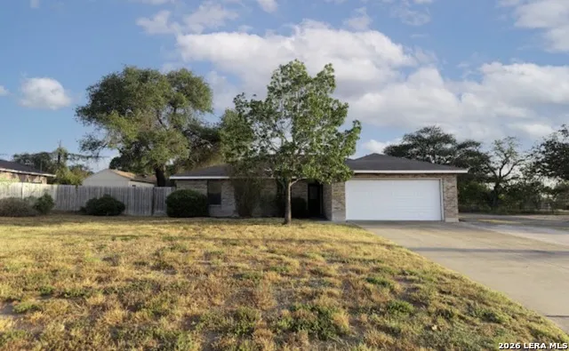 302 BAIN DR Devine, TX 78016