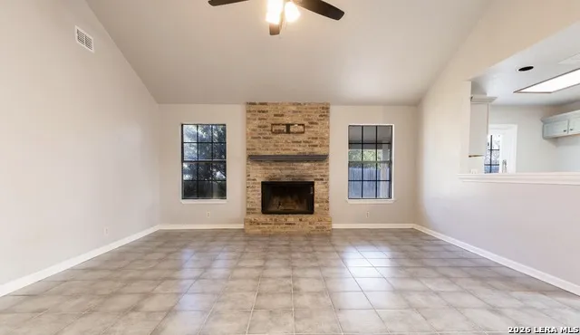 302 BAIN DR Devine, TX 78016