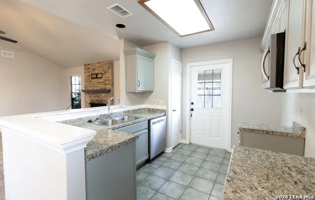 302 BAIN DR Devine, TX 78016