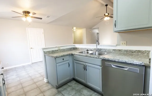 302 BAIN DR Devine, TX 78016