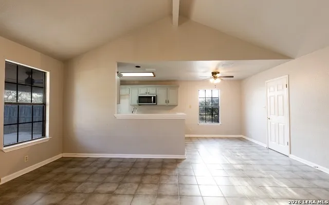 302 BAIN DR Devine, TX 78016