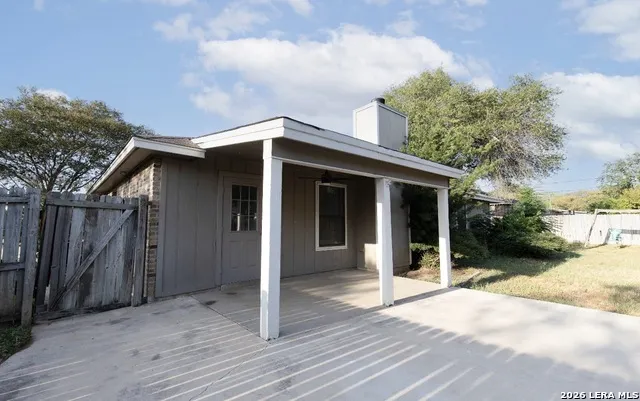 302 BAIN DR Devine, TX 78016