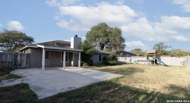 302 BAIN DR Devine, TX 78016