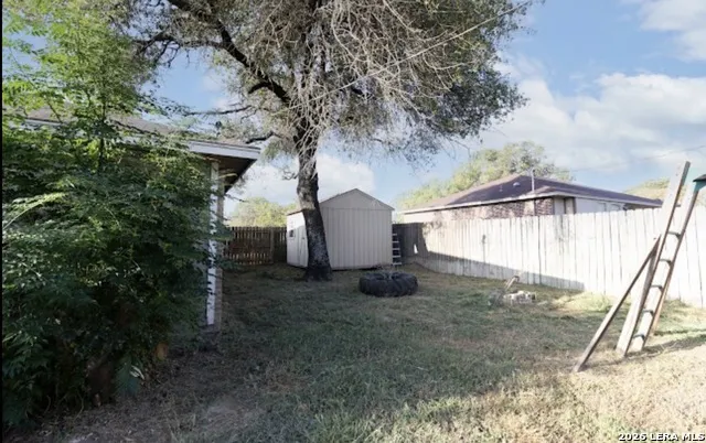 302 BAIN DR Devine, TX 78016