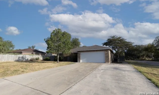 302 BAIN DR Devine, TX 78016
