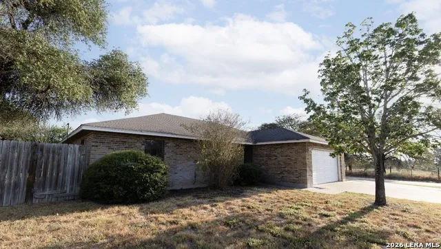 302 BAIN DR Devine, TX 78016