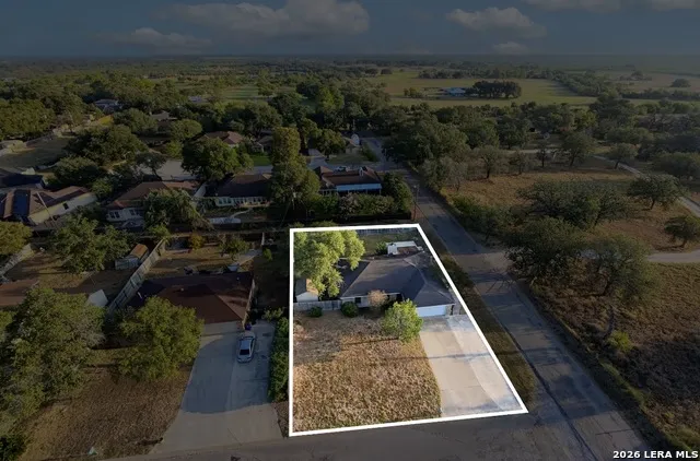 302 BAIN DR Devine, TX 78016