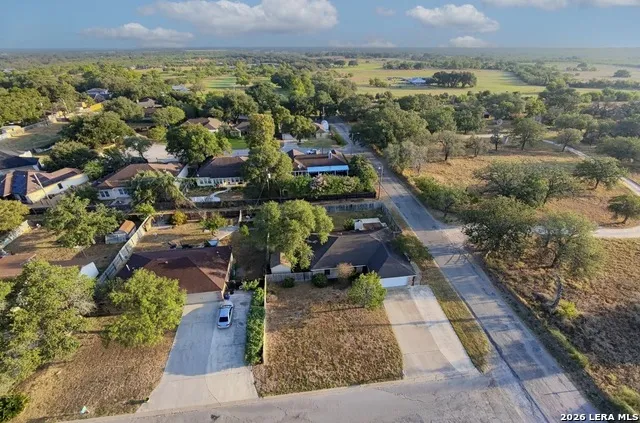 302 BAIN DR Devine, TX 78016