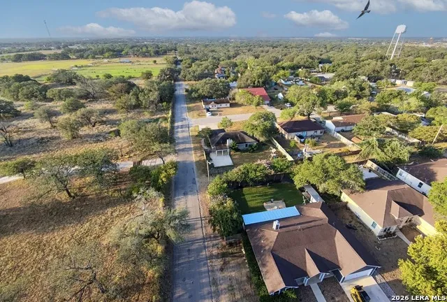 302 BAIN DR Devine, TX 78016