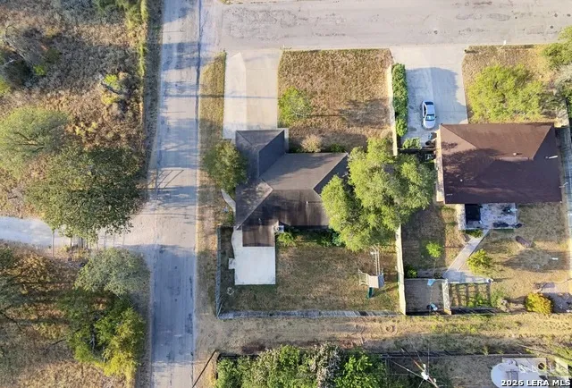 302 BAIN DR Devine, TX 78016