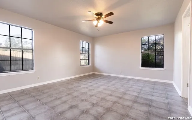 302 BAIN DR Devine, TX 78016