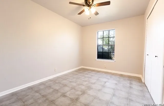 302 BAIN DR Devine, TX 78016