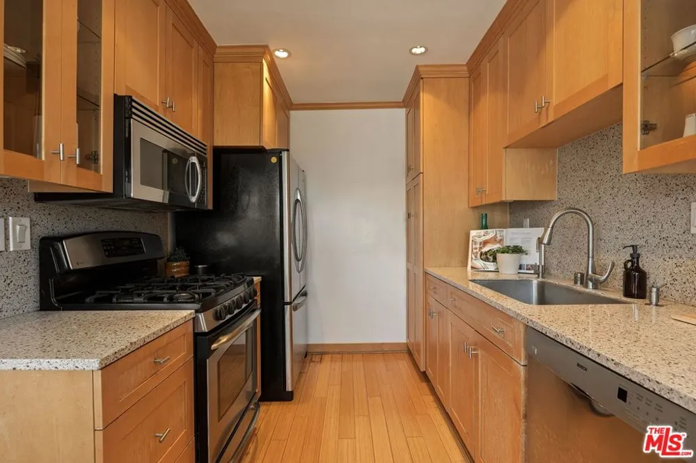 2721 2nd Street #205 Santa Monica, CA 90405