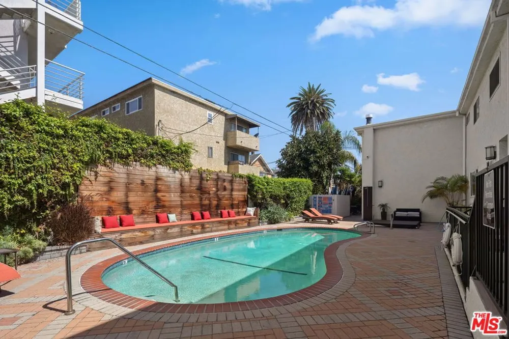 2721 2nd Street #205 Santa Monica, CA 90405