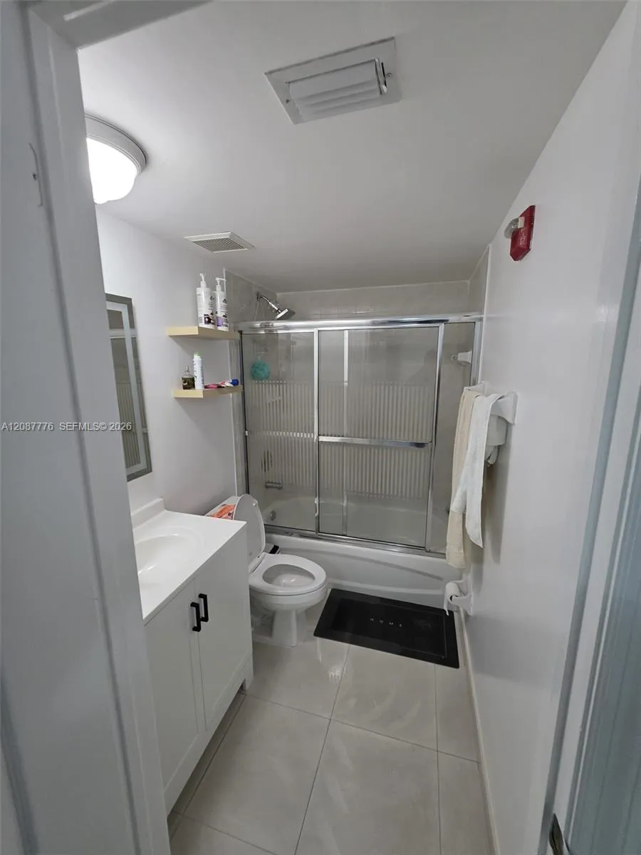 4691 NW 9th St #204 Miami, FL 33126