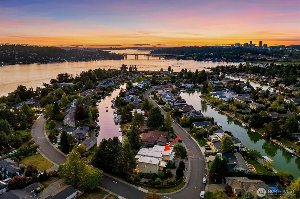 2 Crescent Key SE Bellevue, WA 98006
