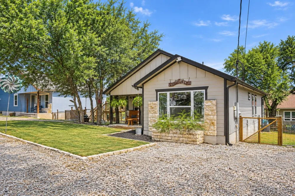 1463 Ramble Hills Canyon Lake, TX 78133