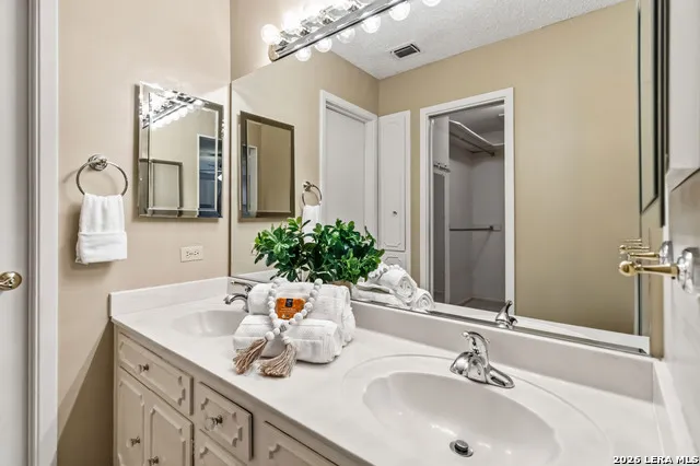 3246 CASTLEDALE DR #27 San Antonio, TX 78230