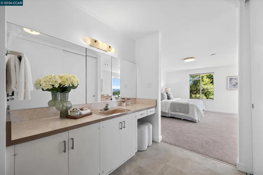 20 Donald Dr Orinda, CA 94563