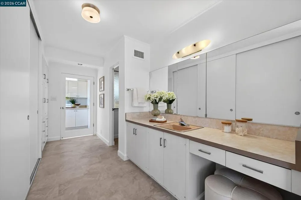 20 Donald Dr Orinda, CA 94563
