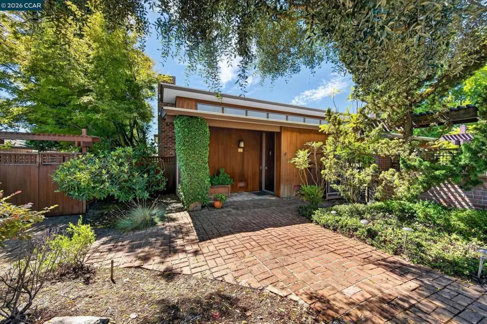20 Donald Dr Orinda, CA 94563