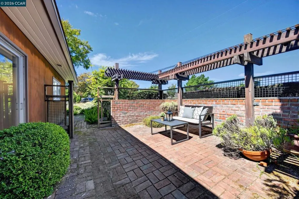 20 Donald Dr Orinda, CA 94563