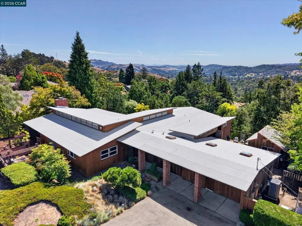 20 Donald Dr Orinda, CA 94563