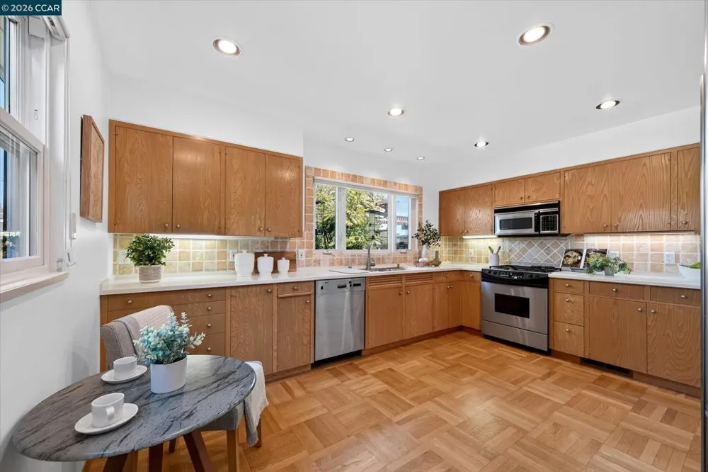 20 Donald Dr Orinda, CA 94563