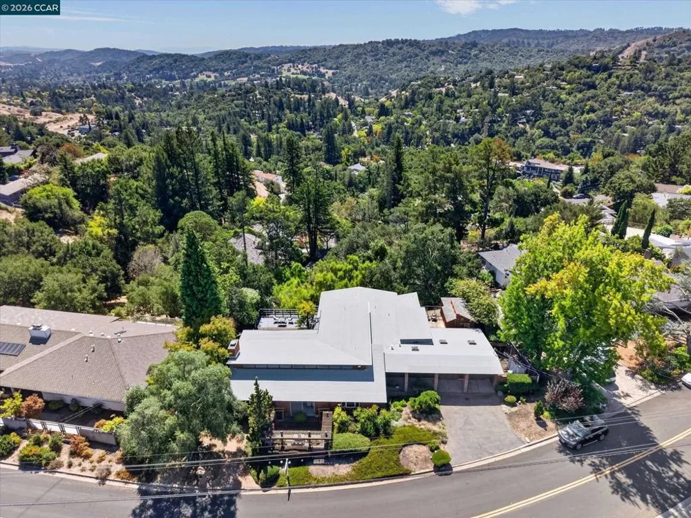 20 Donald Dr Orinda, CA 94563