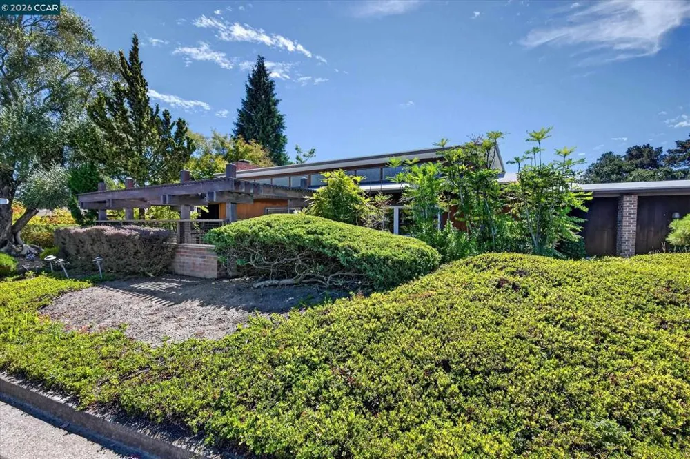 20 Donald Dr Orinda, CA 94563