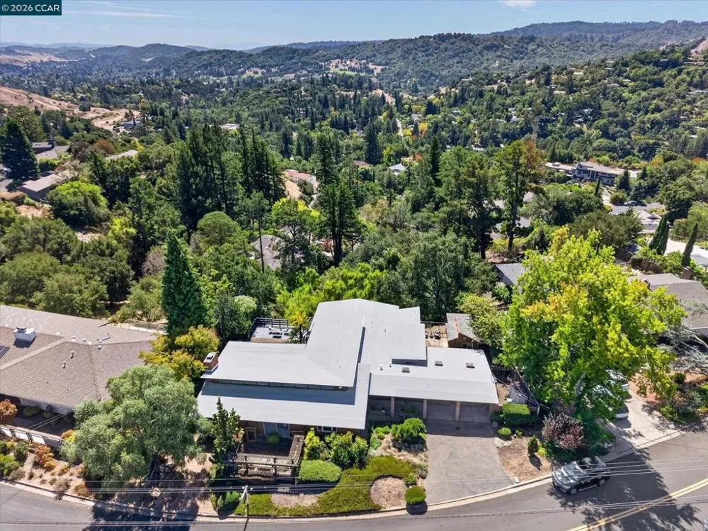 20 Donald Dr Orinda, CA 94563