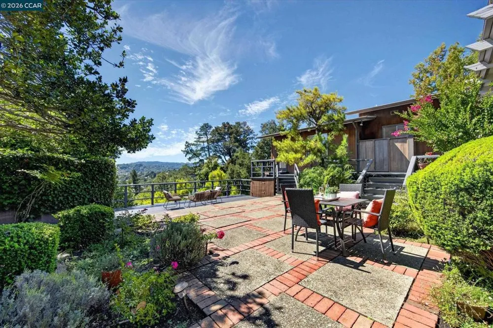 20 Donald Dr Orinda, CA 94563